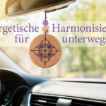Holzanhänger mit Symbole "Mikrowelle" an einem Auto-Rückspiegel